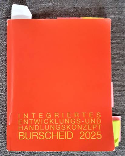 Ein Bild, das Text, Buch, stationär, rot enthält.

Automatisch generierte Beschreibung